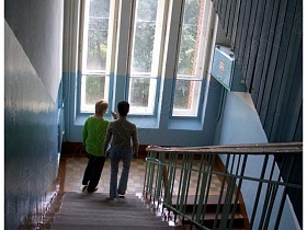 ряд высоких узких окон на лестничной площадке общеобразовательной школы №1