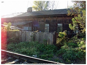 старый деревянный дом с верандой за забором у железнодорожных путей станции Алексин
