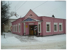 магазин с розовыми стенами на перекрестке дорог в г.Ржев