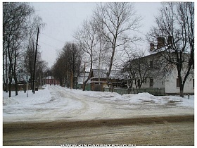зимняя улица на пересечении с главной в жилом квартале г.Ржева с советскими домами и домами старинной деревянной  постройки