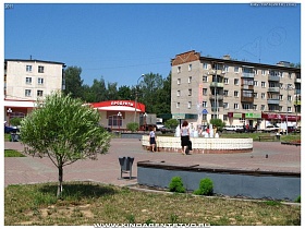 городская  площадь с фонтанов в окружении жилых домов в Ивантеевке