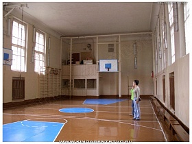 деревянные скамейки у стены, спортивные снаряды в просторном зале с большими окнами в школе №1