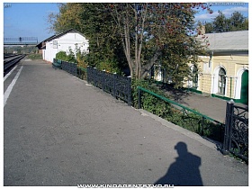 черный резной кованный забор на перроне железнодорожного вокзала Алексин