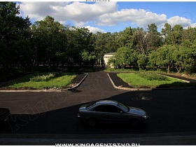 прямоугольные ухоженные клумбы в парке на территории института-советская интеллигенция