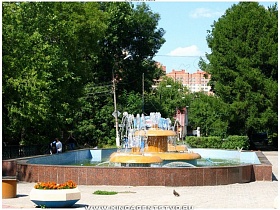 цветочная клумба у фигурного двух ярусного фонтана в алее парка Щелково