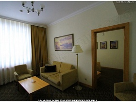 картины на стенах в светлых комнатах гостиничного номера