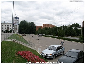 машины на размеченных парковочных местах у Дома культуры Мир в Домодедово