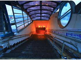 лестница в подземный переход под навесом и стеклянными стенами по Советскому типу