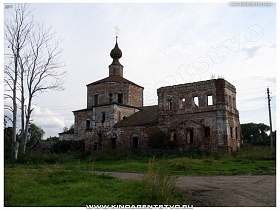 купол на башне разрушенной церкви на заброшенном участке рядом с Никольским монастырем в Переславле