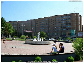 городской парк отдыха с фонтаном в жилом массиве Ивантеевки
