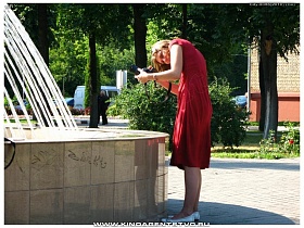 фотосессия у красивого фонтан на площади в г.Балашихаа