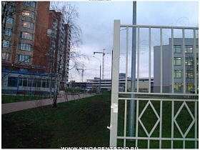 открытые ворота в металлическом заборе школы-гимназии