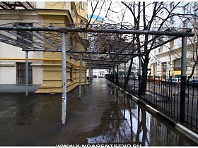 сетчатый навес во дворе сталинского здания у Москва реки