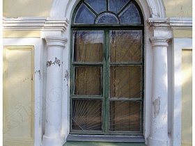 окно закрытое крагисом в здании железнодорожного вокзала Алексин