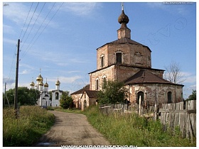 накатанная дорога к Никольскому монастырю мимо старой разрушенной церкви в Переславле