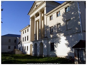 величественный особняк красивого Алексинского художественно-краеведческого музея