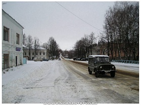 одна из улиц провинциального города Ржев с малоэтажными зданиями