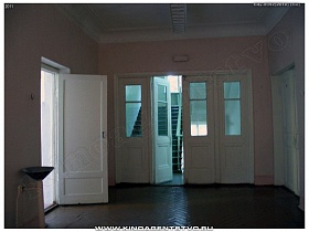 открытые белые двери на лестницу с перилами между этажами школы в Алексино
