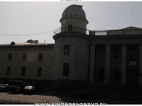 лестница на крыльцо института-советская интеллигенция с высокими колоннами и крышей центрального входа