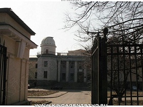 открытые железные ворота на территорию института -советская интеллигенция напротив  центрального входа