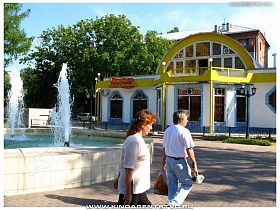 площадь с фонтаном перед магазином в г. Балашиха