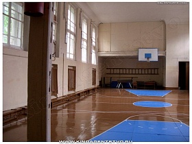 голубая разметка на деревянном полу для баскетбола в спортивном зале школы №"1 в Переславле