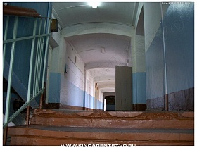 лестница на входе в учебные классы в длинном светлом коридоре с голубыми панелями школы №1