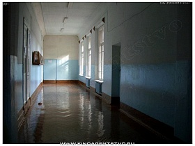 чистые блестящие полы в светлом коридоре общеобразовательной  школы №1
