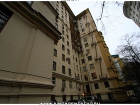общий вид высотного классического сталинского дома у Москва реки