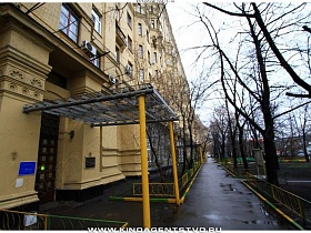 сетчатый навес над входной дверью в подъезд сталинского здания