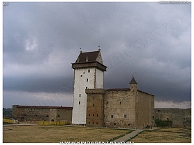 темно серое дождевое небо над крепостью Таллина