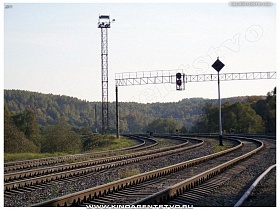 знак, сфетофор и прожекторная вышка жа железнодорожных путях станции Алексин