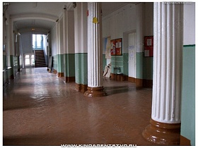 белые круглые колонны в коридоре у входа в школу №1 в Переславле