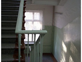 белые стены с салатовыми панелями на лестничных пролетах школы в Алексино