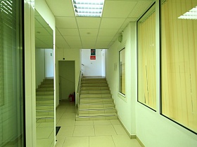 лестница, ведущая на второй этаж офиса