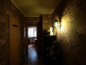 обои оливкого цвета в длинном коридоре современной трехкомнатной актерской квартиры