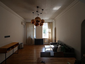 легкая простота и скромная практичность гостиной в зонированной комнаты современной скандинавской квартиры