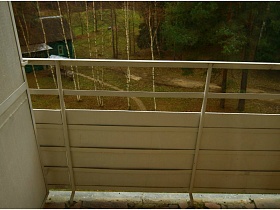 вид с балкона на зеленый массив