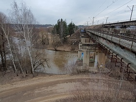Железнодорожный мост над рекой для съемок ZHDISTR20210406 (18).jpg