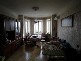 общий вид светлой гостиной с тремя высоким эркерными окнами гостиной сталинской квартиры