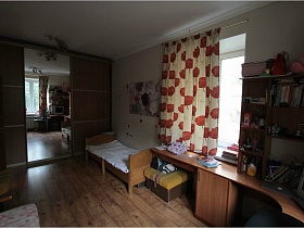 большой шкаф-купе с зеркалом посерединне в спальной комнате трехкомнатной квартире сталинского двора