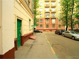 пешеходная дорожка с бардюром у стен дома в сталинском дворе