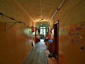 длинный коридор с жилыми комнатами в коммунальном общежитии