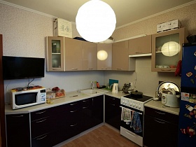 угловая кухня в бежево коричневом цвете новой квартиры