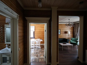 двери с холла в гостиную, кухню,санкомнату в современном деревянном съемном коттедже