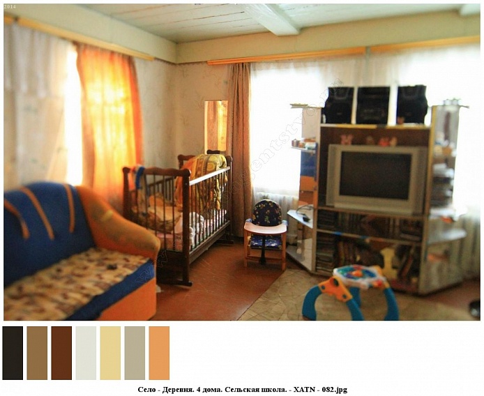 сине ораньжевый мягкий диван, детский манеж, детский столик для кормления, ходунки и мебельная горка с телевизором у окна в гостиной жилого сельского дома