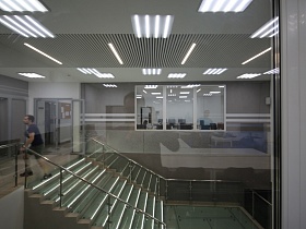 Красивая стеклянная широкая лестница с подсветкой в НИИ