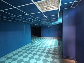 угловой коридор в синем цвете стен и потолка