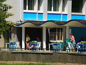 работники гостиницы "Дубна" СССР на открытой террасе с отдыхающими за индивидуальными столиками для съемок кино