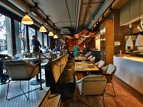 общий вид двухуровнего кафе-бара на первом этаже ресторана лофт на Фрунзенской